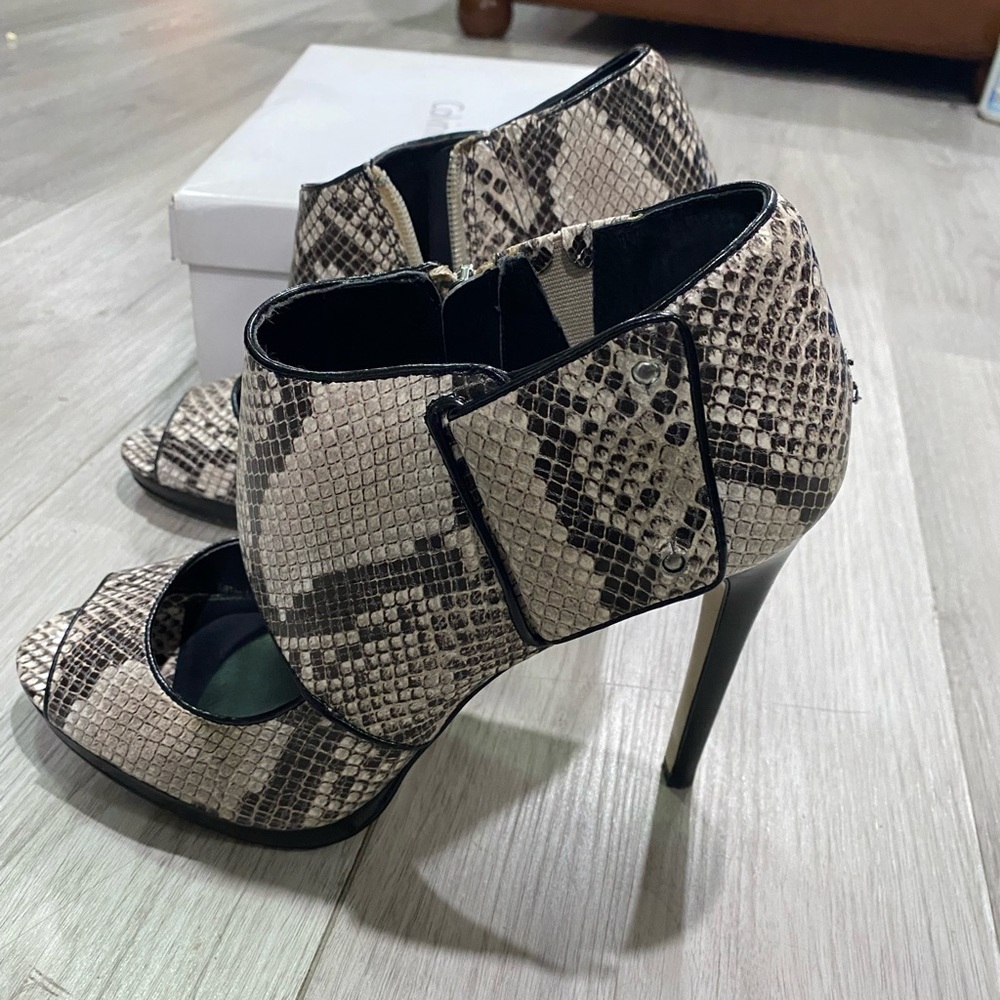 Calvin Klein: Lenora Classic Python Print Open To… - image 2